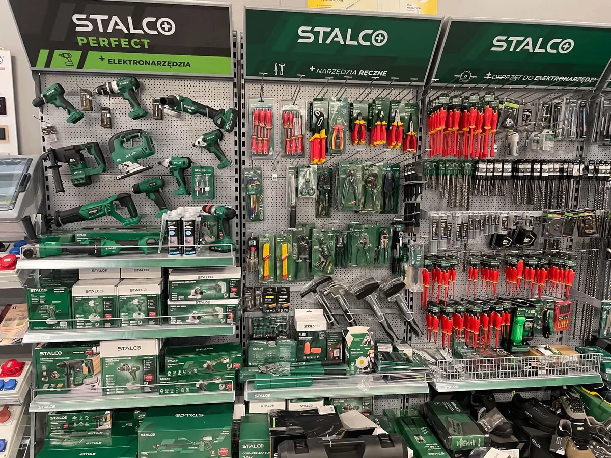 Elektronarzędzia akumulatorowe STALCO Perfect: wiertarko-wkrętarki, młotowiertarki i szlifierki kątowe na ekspozycji