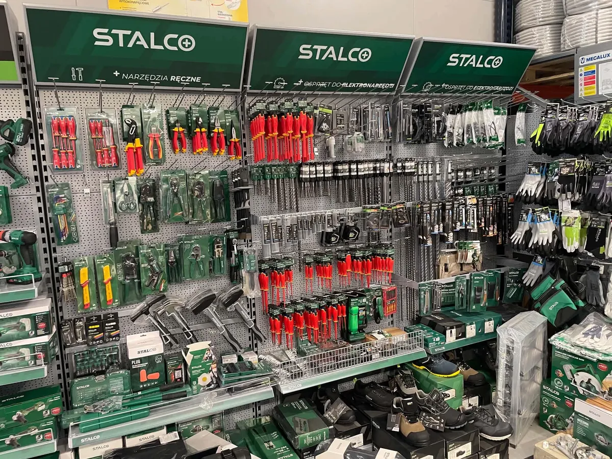 Izolowane wkrętaki i szczypce dla elektryków oraz wiertła i osprzęt STALCO na ścianie ekspozycyjnej